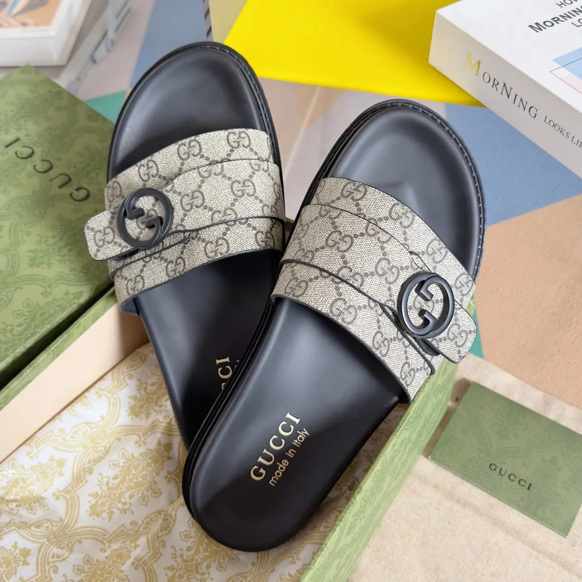 [G Home] Men's Men's Shoes💰:300💰Size:38-45 GUCC Gucci Original Order Quality 🆕2024Gucci Gucci Summer New Style Double G Presbyopia Flip-flops Cross Sandals Thick Sole Slippers Beach Shoes Original Purchase and Development Production G family's 2024 new summer dark horse items, fashion bloggers at home and abroad have put on the show, and it has become popular on social platforms at home and abroad. Fashionistas must pay for it, and they spend a lot of money to create ingenious craftsmanship and accurately restore every detail. Exquisite packaging at the delivery counter🛍📦 ▪️ Fabric: Original imported double G presbyopic leather ▪️ Lining: Original imported leather ▪️ Sole: Original open molded T men's shoes 💰U outsole ▪️ Bottom thickness: 3CM